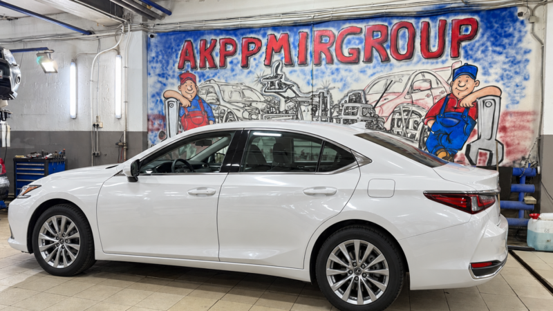 Белый Lexus ES 200 с закрытым капотом в автосервисе АКППМИРGROUP