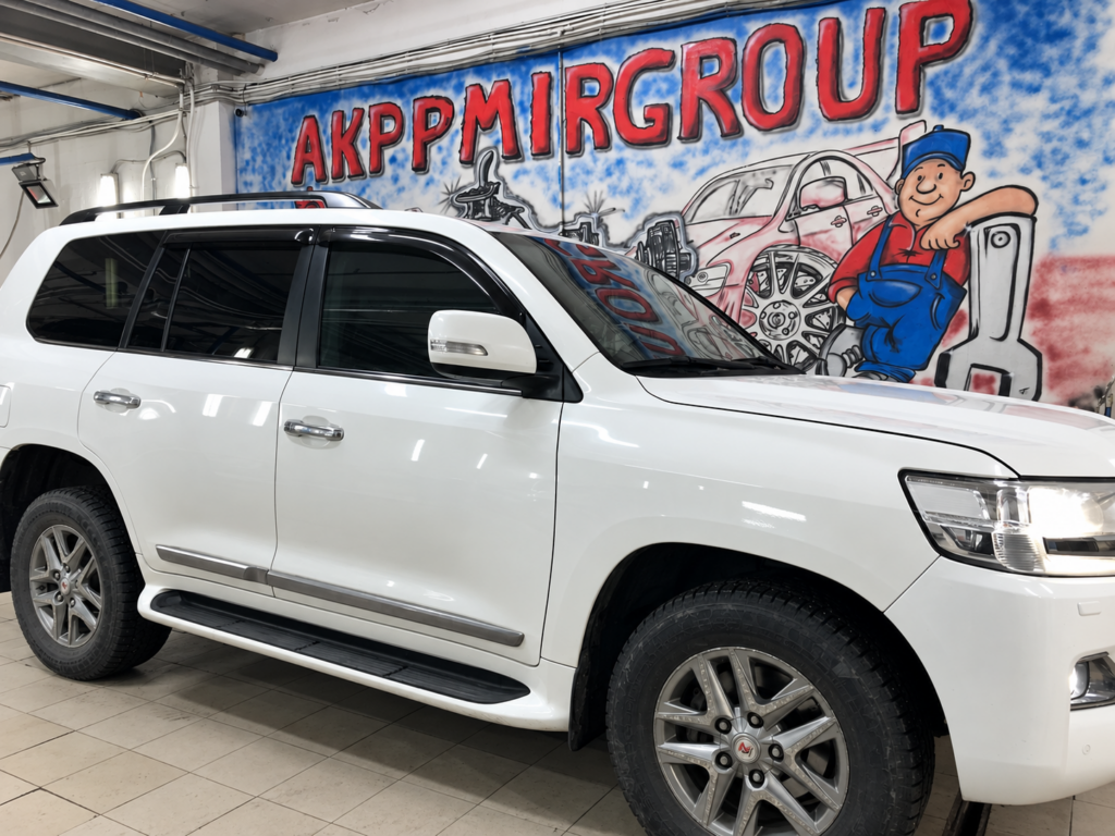 Toyota в мастерской АКППМИРGROUP у подъёмника